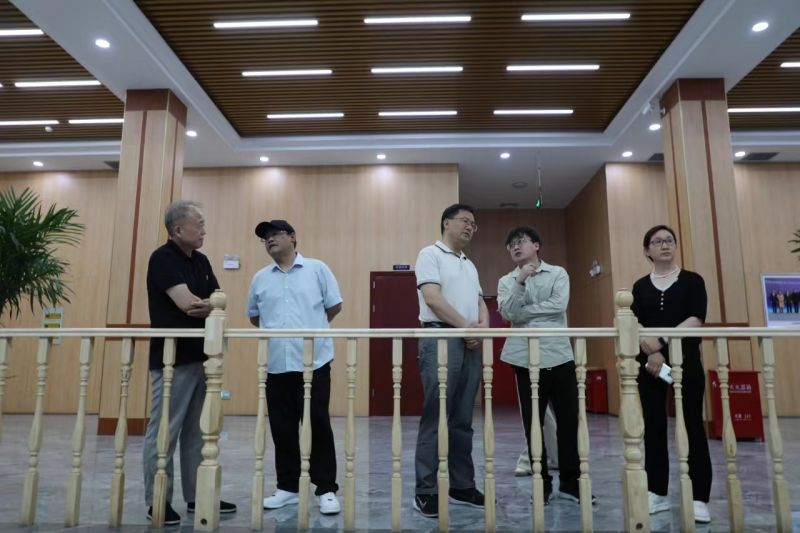 工信部產(chǎn)業(yè)政策與法規(guī)司原巡視員、先進(jìn)制造商學(xué)院總裁四班班主任辛仁周一行到順成集團(tuán)走訪